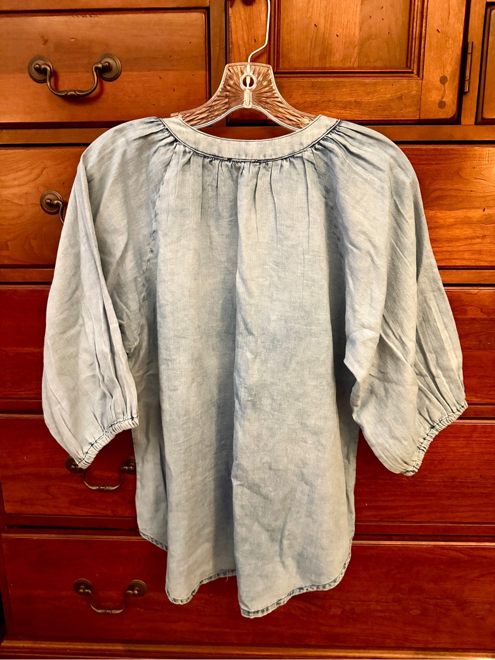 Dylan Chambray Eyelet-Trim Women’s Peasant Top - Large - Picture 2 of 3